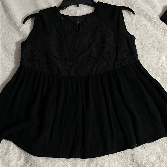 Acemi size M black sleeveless top with eyelet cut-out bodice - Picture 5 of 6